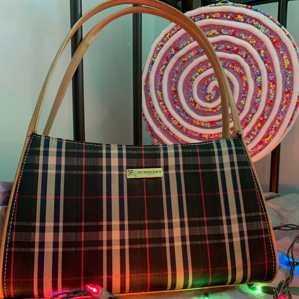 Burberry Hand or Shoulder Bag ❤️
